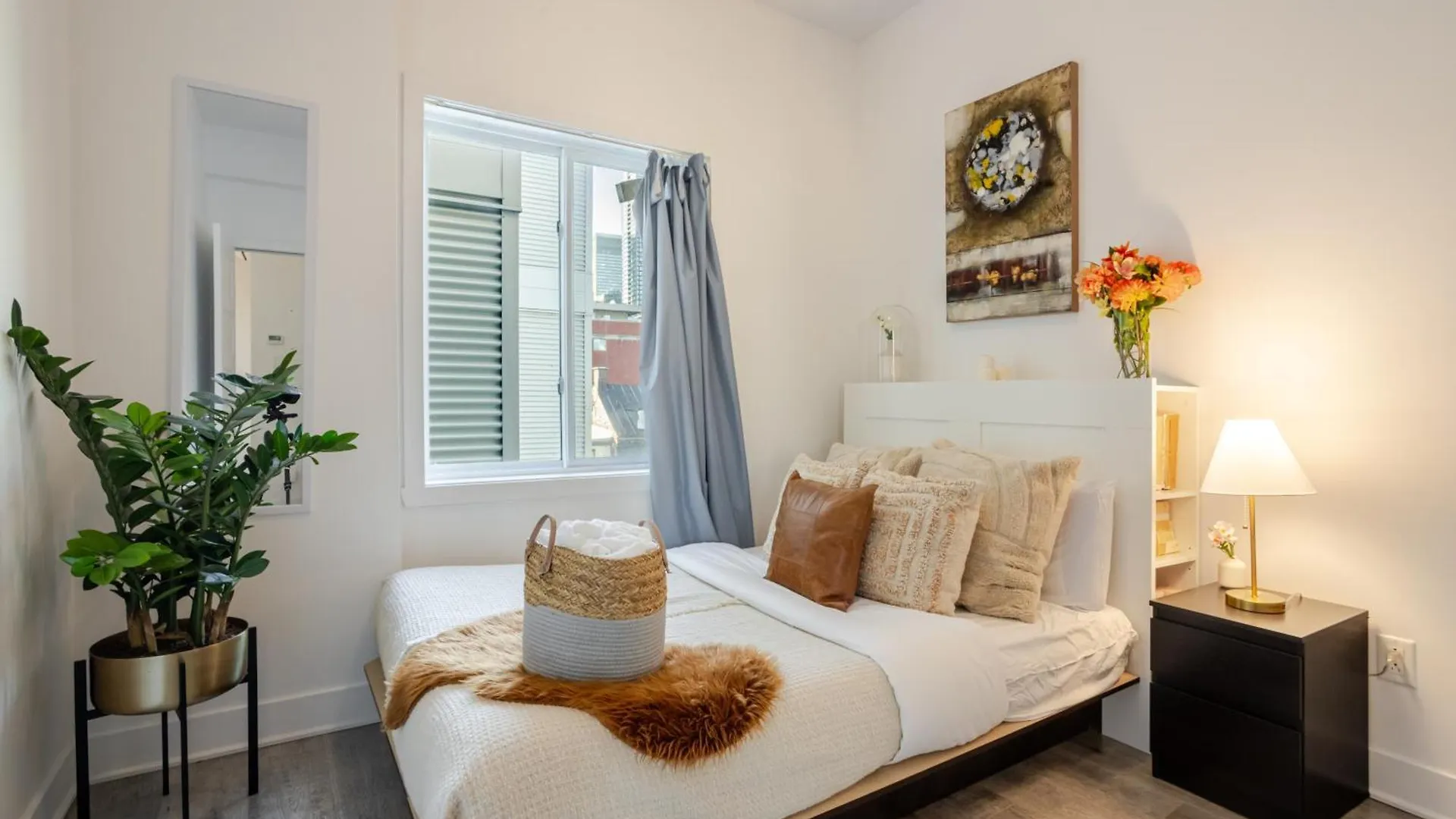 Bright And Beautiful 3 Bedroom In Griffintown Montreal