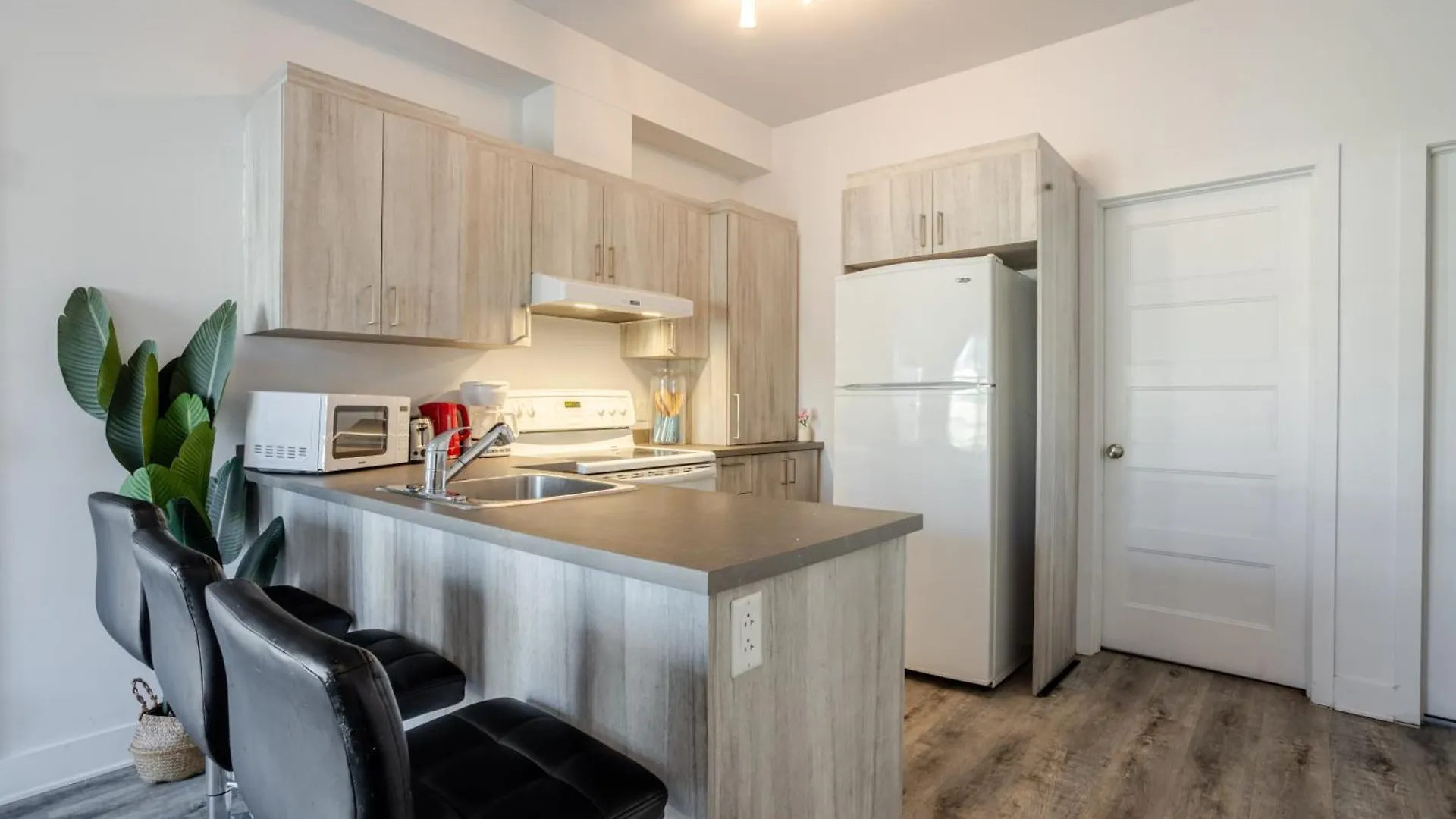 Bright And Beautiful 3 Bedroom In Griffintown Montreal