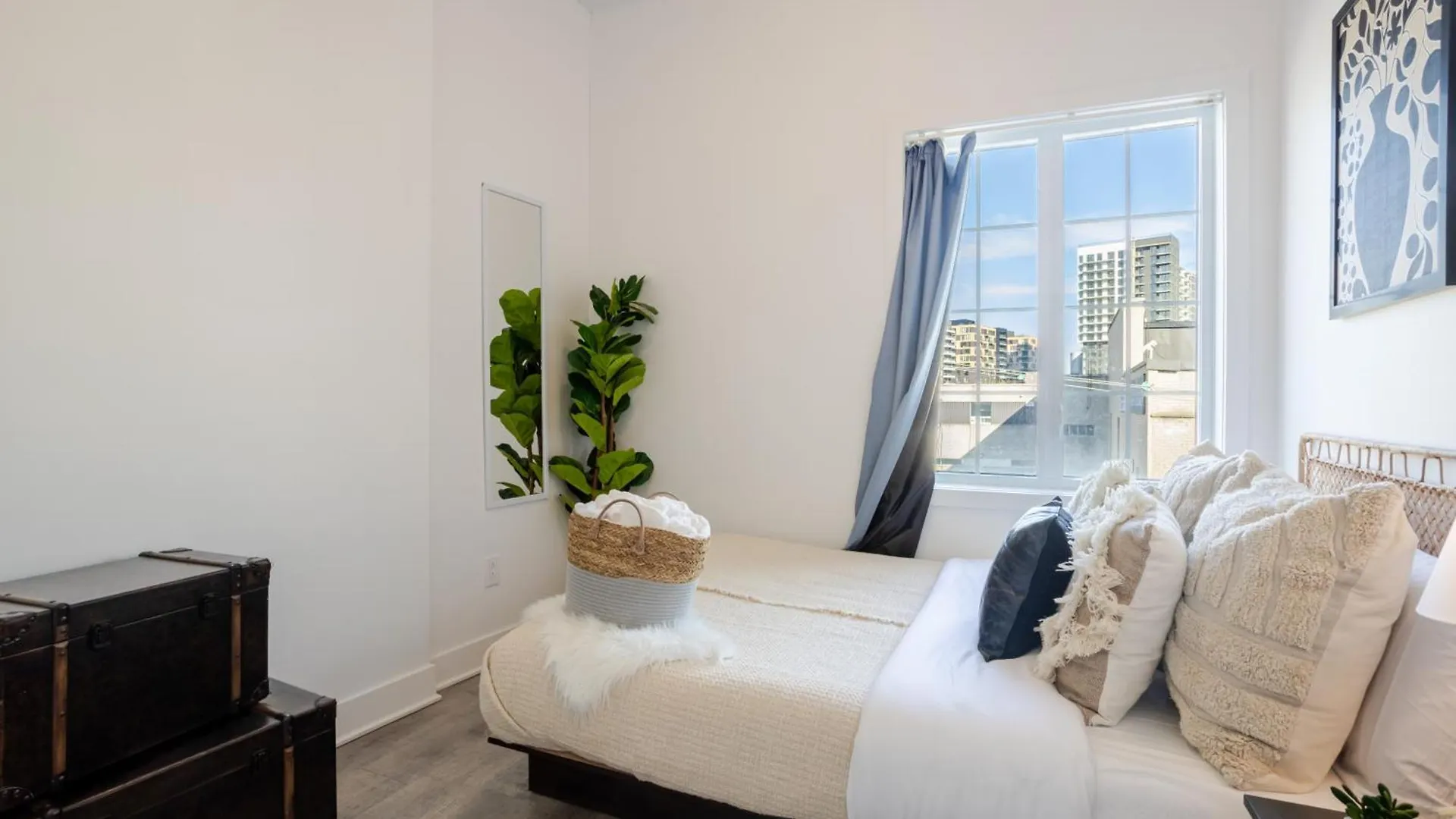 Bright And Beautiful 3 Bedroom In Griffintown Μόντρεαλ 0*,
